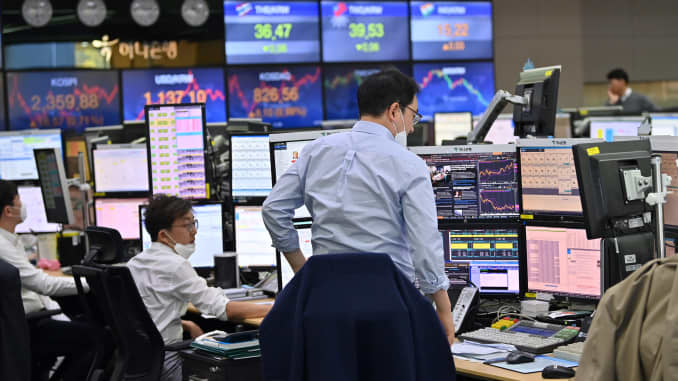 Asian Markets Edge Higher, Reserve Bank of New Zealand Keeps Rates Unchanged